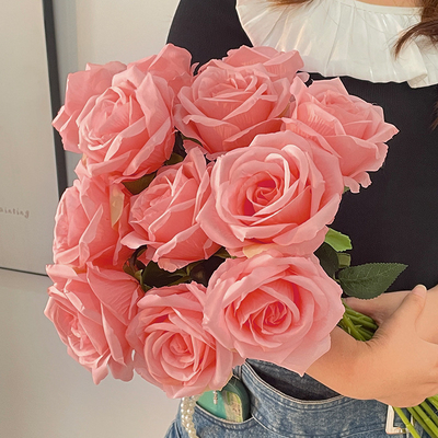 Una sola rosa azul hielo roto con un toque realista para la sesión de decoración del hogar del Día de San Valentín, con rosas ecuatorianas