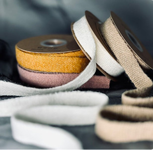 Un buen precio. Banda de poliéster de estilo coreano hecha a mano con telas de terciopelo huecas para accesorios para el cabello y ramos de flores en línea