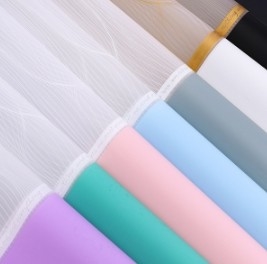 Un buen precio. Papel de envoltura de flores impermeable con cuerda de corazón BOPP Tiempo de envío 30-45 días en línea