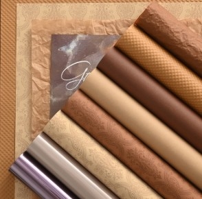 Un buen precio. Papel de envoltura de flores en relieve de color café de otoño e invierno en línea