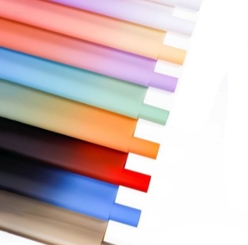 Un buen precio. Papel de embalaje de flores de color gradual impermeable a agua de 57*57cm de moda para las necesidades de embalaje en línea