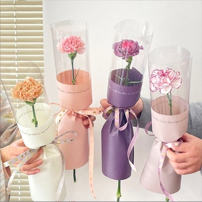 Envasado en un solo ramo de flores, con una película transparente, resistente al agua, envuelto en papel de flores. Tienda de flores.