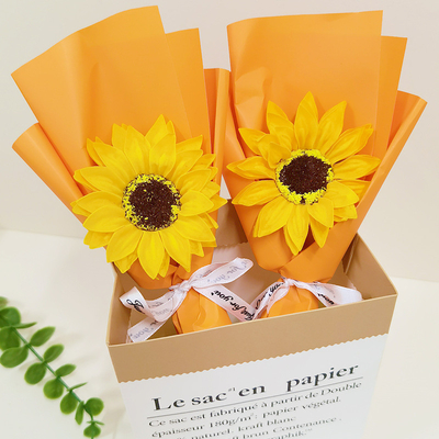 Un buen precio. Simulación de temporada de graduación flor de girasol mini bouquet de girasol rosa acabado jabón flor de souvenir en línea
