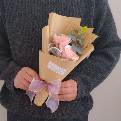 Un buen precio. Rosas artificiales con una sola barra de jabón, clavel flor perpetua, decoración de regalo para el festival en línea