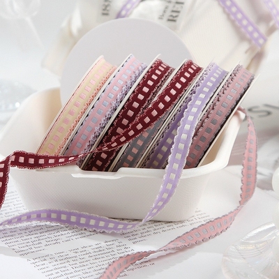 Un buen precio. Pantalones de salto, correas a cuadros, arco hecho a mano, accesorios para clips para el cabello, ropa, zapatos, sombreros, ramos de flores, cintas de embalaje en línea