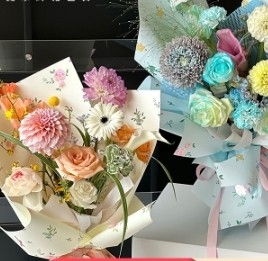 Un buen precio. Papel de embalaje floral resistente al agua con textura floral colorida en línea