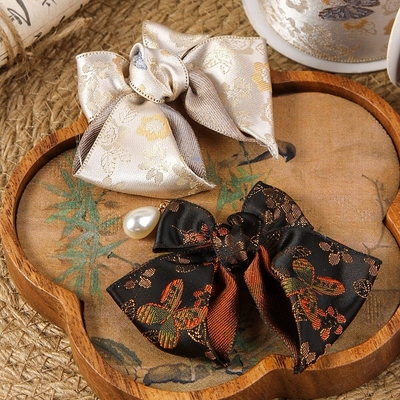 Un buen precio. Estilo chino bordado de flor de mariposa de un solo lado bordado cinta de satén cinta de arco hecha a mano correa de pelo clips accesorios corbatas de flores en línea