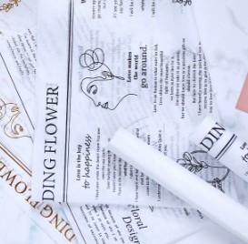 Un buen precio. Papel de peras de nieve periódico inglés papel de envoltura de flores a prueba de agua en línea