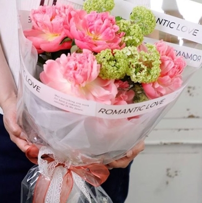 Un buen precio. Papel de envasado para floristas y buquetes, imprescindible para las tiendas de flores en línea