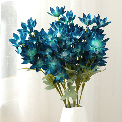 Un buen precio. Ventas directas de fábrica de flores de llama, flores simuladas, grandes flores de seda, flores de loto de nieve, arreglos florales de bodas, materiales florales elegantes, arreglos florales de guía para el camino en línea