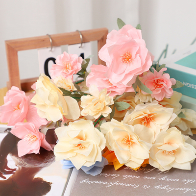 Un buen precio. Venta al por mayor de tres cabezas narcisos occidentales flores simuladas material floral de bodas flores de seda planta de bodas decoración de flores falsas de los fabricantes en línea