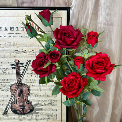 Un buen precio. Imitación de rosas de 2 tenedores Auténtico ramo de flores de boda de alta gama Tocando flor de seda Decoración terminada Decoración de sala de estar Mayorista en línea