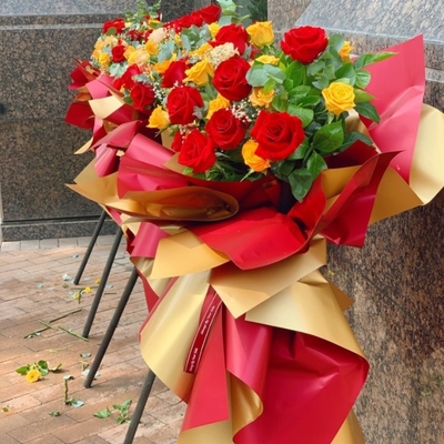 Un buen precio. Papel de envoltura para flores al por mayor, papel dorado impermeable espeso de dos colores, papel de apertura de cestas y bouquets de arte floral, papel de arte floral di y en línea