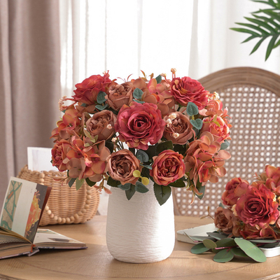 Un buen precio. Bouquets creativos de flores artificiales como el hibisco y la rosa, decoración de estilo natural para mesas de comedor y mesas de café, y arreglos florales en línea