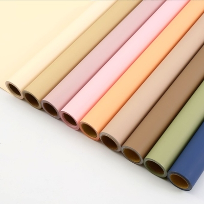 Un buen precio. Rollo de niebla matutina de estilo coreano, papel de color sólido, película mate con sensación de piel, papel de envoltura de flores resistente al agua, papel de envoltura de arte floral al por mayor en línea
