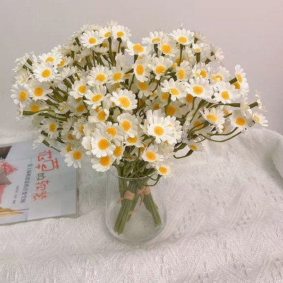 Un buen precio. Venta al por mayor del fabricante de ramos de flores artificiales de manzanilla, margaritas pequeñas, flores artificiales, decoración de la sala de estar, flores de mesa y ramos decorativos en línea