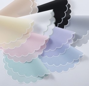 Un buen precio. Papel de envoltura de flores impermeable con película de jalea de nubes en línea