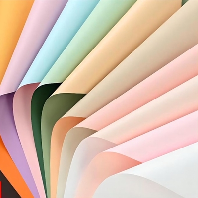 Un buen precio. Papel de envoltura de flores al por mayor, materiales de embalaje para ramos de regalos, papel Ouya impermeable de dos colores, envío gratuito, papel de flores regalo incluido en línea