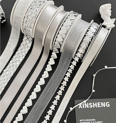 Un buen precio. Cintas de Navidad de la serie de plata y ramos de flores perfectos para accesorios para el cabello Uso de 2,5 cm en línea