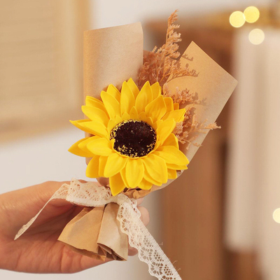 Un buen precio. Caja de regalo de flores de jabón de girasol hecha a mano, recuerdo del Día del Maestro, regalo del Día de San Valentín, flores conservadas, flores secas, pequeños ramos. en línea