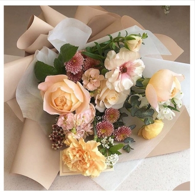Un buen precio. Película mate de porcelana lisa 58*58cm Película perlada impermeable Rollo de papel de regalo DIY Envoltura de flores Papel mate esmerilado en línea