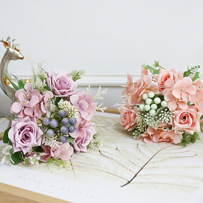 Un buen precio. Simulaciones de flores, rincones de bayas, rosas, decoración del salón, ramos de flores falsos, flores de mano para bodas, accesorios fotográficos, mayorista del fabricante en línea