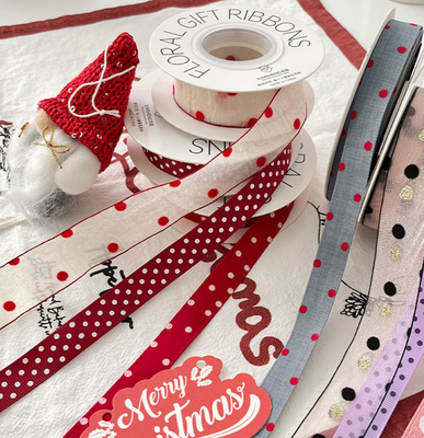 Un buen precio. Cintas esenciales para embalaje DIY con lunares blancos, lazo de moño artificial y arreglo floral en línea