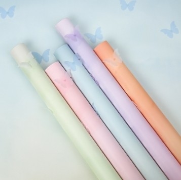 Un buen precio. Papel de envoltura floral impermeable con diseño de mariposa en línea