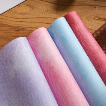 Un buen precio. Papel para envolver y empaquetar ramos de flores con textura teñida con tinta y una amplia gama de colores en línea