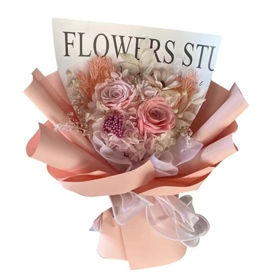 Un buen precio. Día de San Valentín, un ramo de rosas conservadas y flores de hielo azul helado para su novia y mejor amiga como regalo navideño y objeto decorativo en línea