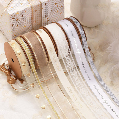 Un buen precio. Decoración de regalos de Navidad Cinta de seda de nieve 520 en poliéster dorado y seda de plata en línea