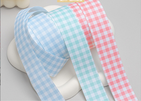 Un buen precio. Alta tenacidad Accesorios para el cabello hechos a mano Cinturones de seda Accesorios de ropa Caja de regalo Embalaje Grilla de puntos Cinta de leche rayada en línea