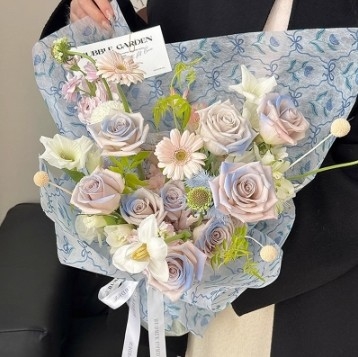 Un buen precio. Papel de embalaje para ramos, arte floral, papel de embalaje de flores de la era de las flores florecientes. Tiempo de envío: 30-45 días en línea