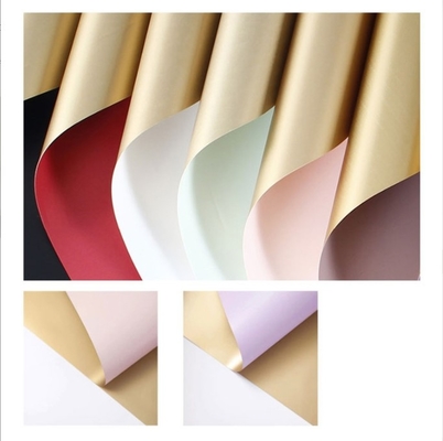 Un buen precio. Papel de embalaje de flores de plástico para floristas Papel de embalaje de flores de San Valentín Película de doble color Papel de oro impermeable para el embalaje de flores en línea