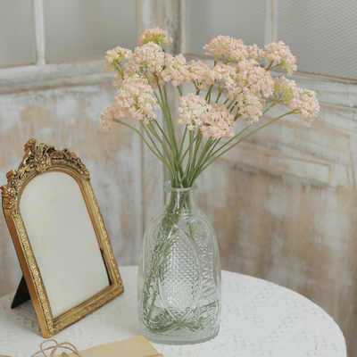 Un buen precio. Simulaciones de flores, cuentas de esmeralda, bolas bordadas, flores falsas, decoraciones de hoteles, flores de plástico, mesas de comedor, ramos de flores, arreglos de flores para el hogar, al por mayor y al por menor en línea
