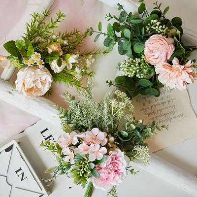 Un buen precio. Botella de ramos de margaritas de flores simuladas, mesa de flores atada a mano, paquete de flores falsas, accesorios fotográficos, flores de seda de venta caliente a través de las fronteras en línea