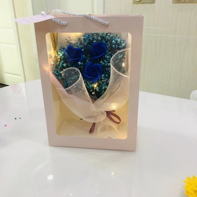 Un buen precio. El fabricante vende al por mayor bolsos, ramos de flores de aliento de bebé, ramos de flores secas, regalos para el Día de la Madre y ramos para el Día del Maestro para los maestros. en línea