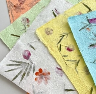 Papel de embalaje floral con textura de hoja para festivales en muchos colores