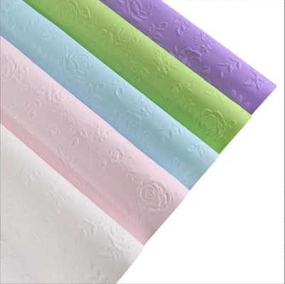 Un buen precio. Papel artístico con textura en relieve, elegante y duradero, en muchos colores para embalaje de flores en línea