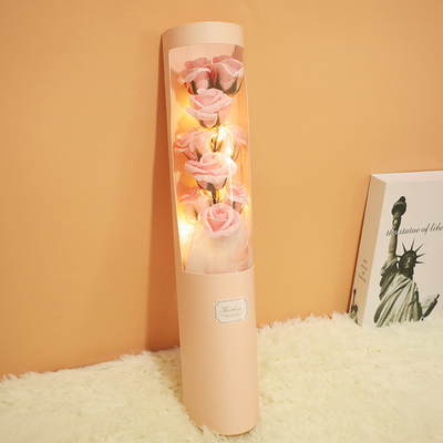 Un buen precio. Regalos creativos para el Día de San Valentín para tu novia y mejor amiga, como ramos de jabón, cajas de regalo de rosas artificiales y cubos de abrazos, disponibles al por mayor del fabricante. en línea