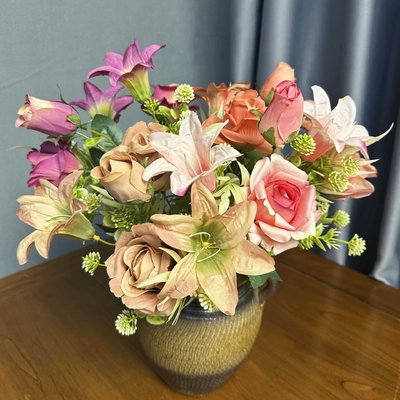 Un buen precio. Flores Simuladas Combinación de Rosas Europeas y Lirios Ramo Decoración de Boda Decoración del Hogar Adorno de Flores Falsas Transfronterizo en línea