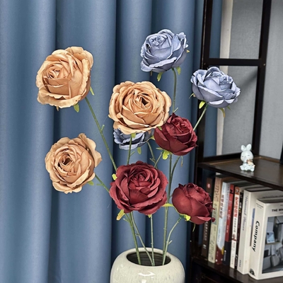 Un buen precio. Simulaciones de flores, 3 rosas, decoración de la casa de la boda, arreglo de escenas de ramos hechas a mano, ornamento floral falso transfronterizo en línea