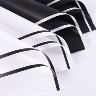 Un buen precio. Papel de envoltura de flores aristocrático mate en blanco y negro para empaquetar ramos en muchos colores en línea