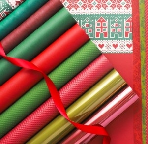 Un buen precio. Papel de embalaje floral impermeable de la serie navideña roja y verde de Partysu, vibrante e impermeable en línea
