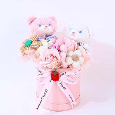 Un buen precio. Una muñeca, una planta en maceta, jabón, un ramo de flores, una estatuilla terminada para el regalo de cumpleaños de una niña para darle a su mejor amiga en línea
