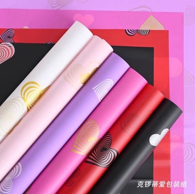 Un buen precio. Serie de papel Nosa para envolver floristería Croti Love Flower DIY Embalaje de regalo Bolsa de ramo de flores con película impermeable en forma de corazón en línea