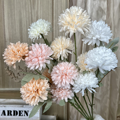Un buen precio. Imitación de crisantemo de 3 cabezas Auténtico ramo de flores de boda de alta gama Flor de seda tocadora Decoración terminada Decoración del salón en línea