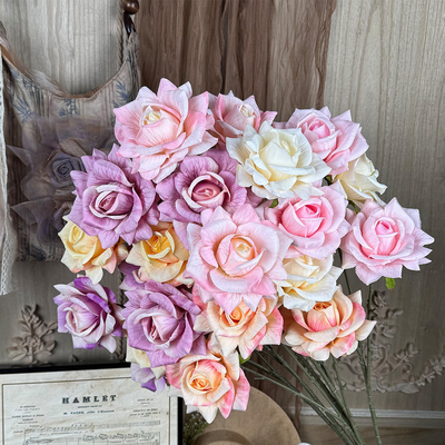 Un buen precio. Decoración de bodas con tres cabezas de rosa en relieve material de flores de fondo de pared de flores simulación de la casa de flores decoración suave rosa producto terminado en línea