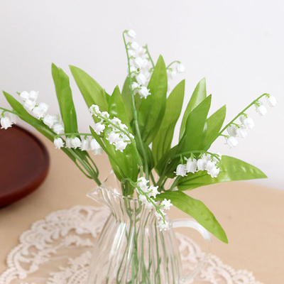 Un buen precio. Simulado pequeño lirio del estilo azul ins artículos decorativos frescos y ligeros, ramo de la mano de la novia de la boda, fábrica de flores artificiales de plástico mayorista en línea