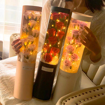 Un buen precio. Nueva llegada regalo de San Valentín rosa realista flores de jabón abrazo cubo regalo de cumpleaños con luces LED 9-Stem jabón rosa ramo en línea